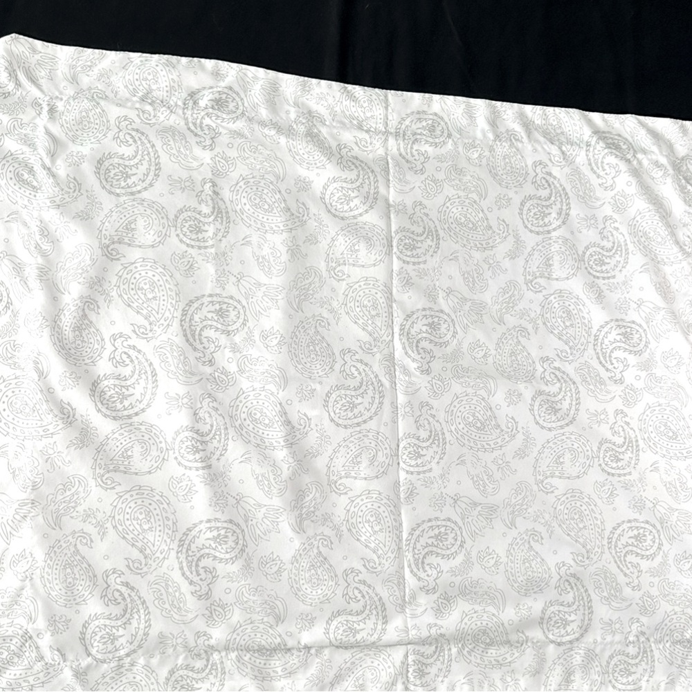 2 Standard ienjoy Gray Paisley Pillow Cases